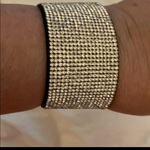 Drop dead gorgeous crystal cuff - Picture 3 of 5